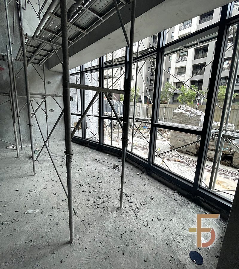 台中梧棲大樓公設 施工前毛胚與鷹架