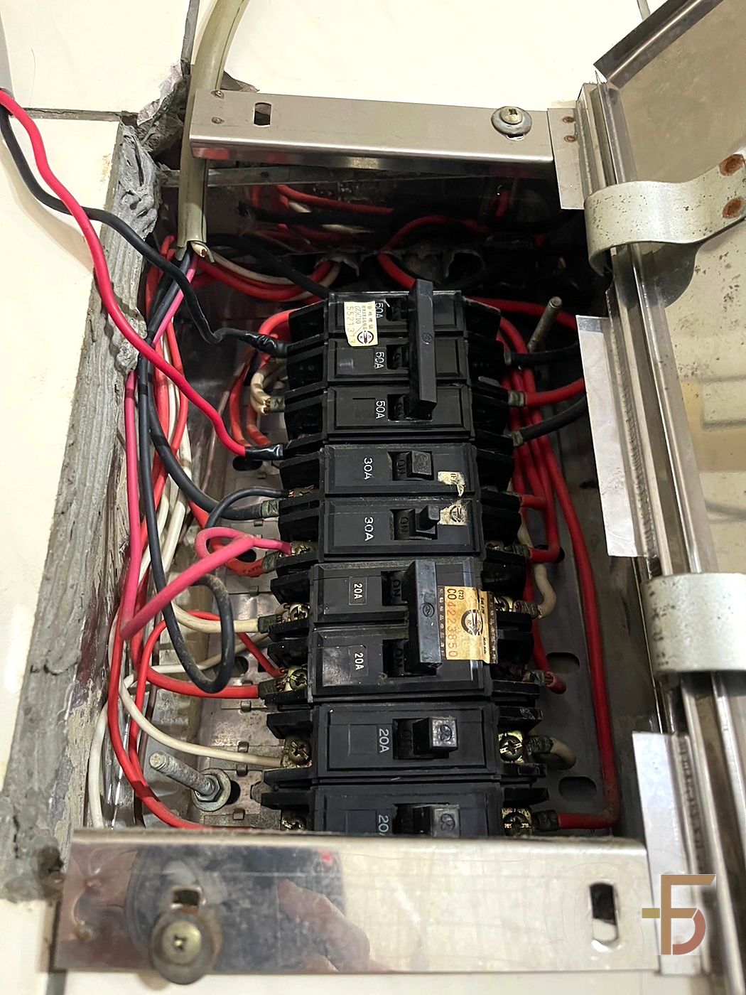 施工前 電箱線路雜亂